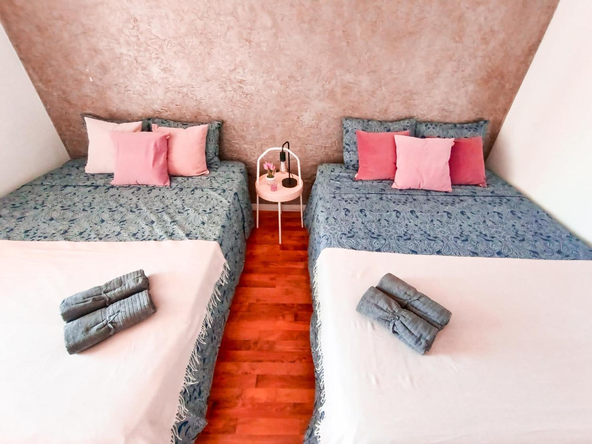By Urquinaona Private Rooms Barcelona Ngoại thất bức ảnh